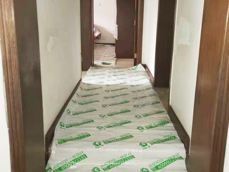 舊房客廳翻新：首先如果只是翻新墻面，地面就需要做好成品保護，這樣免得造成地面二次污染，老墻面的翻新處理的時候要注意將老墻面的原有裝修和裝飾都一并的清除。水泥層損壞，將損壞的墻面部分全部鏟除，之后再使用水泥進行涂抹。墻面的底漆作用非常重要，具有防潮、保護墻面、提高墻面粉刷效果的作用。最后再刷乳膠漆，在進行涂刷的時候也要從上到下順著一個方向進行涂刷。