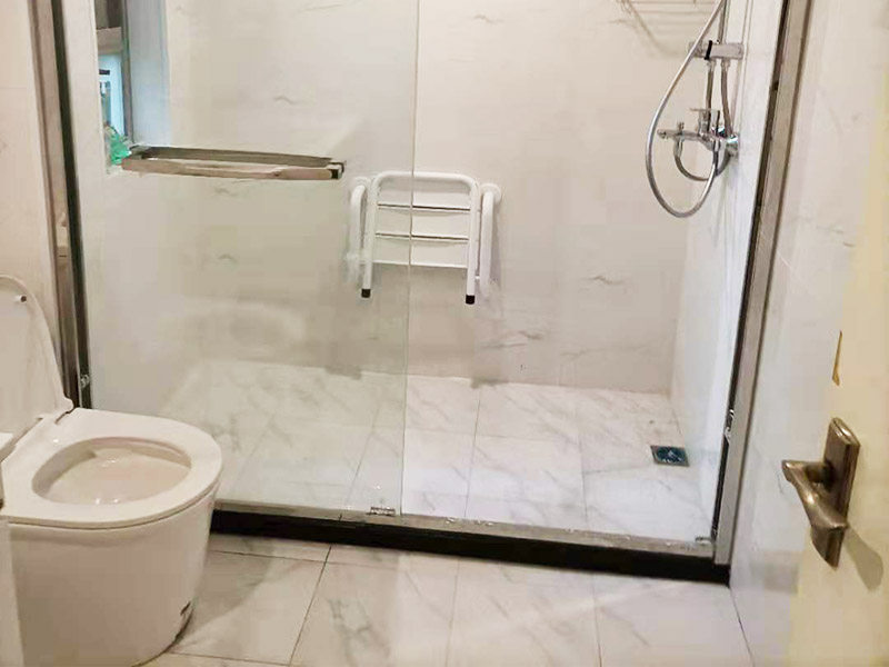 浴室防水裝修：首先就要把衛(wèi)生間的地平面整平。地面不平，在涂刷防水涂料的時候就可能會涂不均勻，又或是地面因?yàn)椴黄蕉菀琢验_，一般都是自地平面向上在墻面上涂刷30cm；淋浴房區(qū)就需要把防水涂料涂刷到180cm，這樣噴頭的水就不容易滲入墻內(nèi)，防水層涂刷好后，需要晾一段時間。為了讓防水層與墻面更好地融合在一起，以防止在之后的施工中對防水層造成破壞。