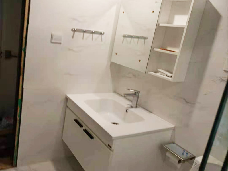 浴室防水裝修：首先就要把衛(wèi)生間的地平面整平。地面不平，在涂刷防水涂料的時候就可能會涂不均勻，又或是地面因?yàn)椴黄蕉菀琢验_，一般都是自地平面向上在墻面上涂刷30cm；淋浴房區(qū)就需要把防水涂料涂刷到180cm，這樣噴頭的水就不容易滲入墻內(nèi)，防水層涂刷好后，需要晾一段時間。為了讓防水層與墻面更好地融合在一起，以防止在之后的施工中對防水層造成破壞。