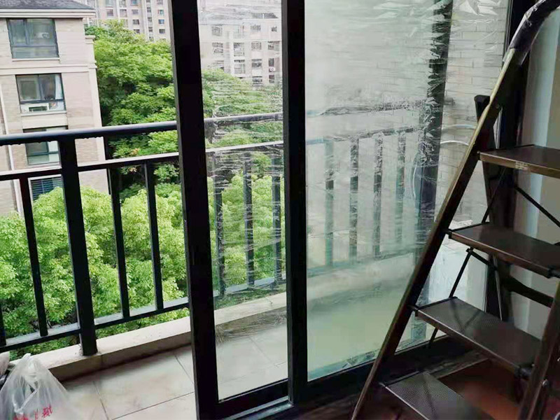 玻璃門地彈簧更換：地彈簧是一種閉門器，而這種閉門器在玻璃門中使用較多。玻璃門地彈簧也是一種液壓式閉門器，其壓緊彈簧的裝置為蝸輪，主要是因?yàn)槲佪喛梢哉聪蛐D(zhuǎn)，根據(jù)玻璃門地彈簧的特點(diǎn)，基本配置是天軸和地軸，除了玻璃門，可以適用于幾乎所有木制、鋼制、鋁合金門和使用玻璃門夾的無邊框玻璃門。