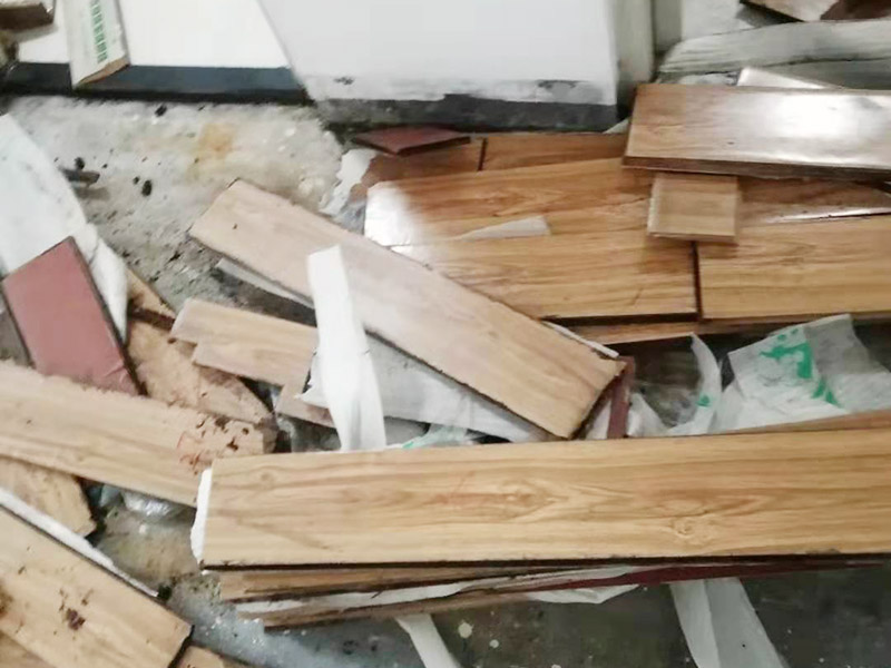 地板重新鋪貼：首先將原有的木地板或者瓷磚拆除掉，最好先從踢腳線開(kāi)始拆除，這樣比較方便拆一點(diǎn)。然后如果發(fā)現(xiàn)地面不平整的地方，再重新打磨平整后，最后再重新上地磚或是木地板來(lái)鋪貼。