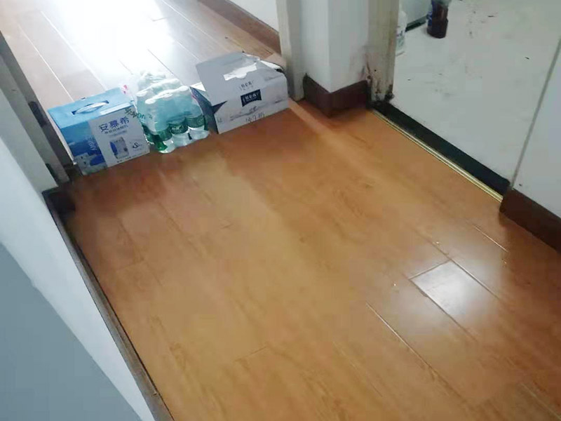 地板重新鋪貼：首先將原有的木地板或者瓷磚拆除掉，最好先從踢腳線開(kāi)始拆除，這樣比較方便拆一點(diǎn)。然后如果發(fā)現(xiàn)地面不平整的地方，再重新打磨平整后，最后再重新上地磚或是木地板來(lái)鋪貼。