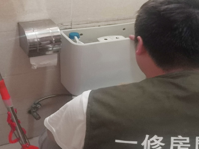 局部拆除維修：榻榻米的安裝是一個很講究工藝且相對較為復雜的過程，沒有專業(yè)人士的輔助，是根本裝不上的。只能安裝在固定的地方，所以后期如果有空間需要重新規(guī)劃只能拆除它，拆除時榻榻米可能就不能保證不損壞。