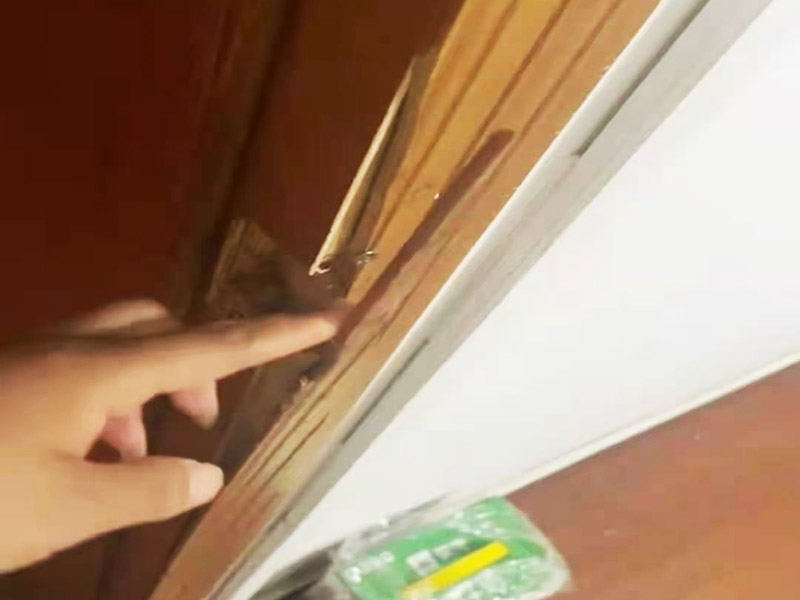 門框破損維修：首先將破損的洞清理干凈，用砂紙打磨一下除去污垢，將膩子和好填在空洞內(nèi)，等膩子干后用砂紙打磨光滑，或者速干膠干透的木渣也是打磨光滑，除去上邊的灰塵。然后使用修補膏或者油漆對修補平整光滑的膩子上調(diào)色，還原成與周圍一樣的色彩，用吹風機快速吹干油漆。