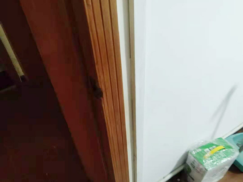 門框破損維修：首先將破損的洞清理干凈，用砂紙打磨一下除去污垢，將膩子和好填在空洞內(nèi)，等膩子干后用砂紙打磨光滑，或者速干膠干透的木渣也是打磨光滑，除去上邊的灰塵。然后使用修補膏或者油漆對修補平整光滑的膩子上調(diào)色，還原成與周圍一樣的色彩，用吹風機快速吹干油漆。