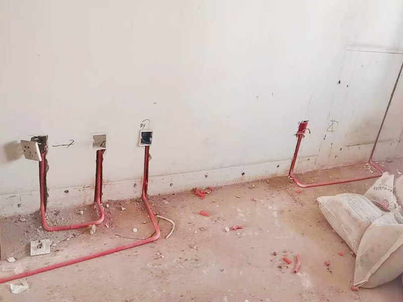 電路改造布線:首先要根據(jù)生活習(xí)慣對(duì)電路位置確定了，然后專業(yè)的電工會(huì)根據(jù)定位和電路走向，開(kāi)布線槽。而布線一般采用的是線管暗埋的方式，這樣墻面就能保持美觀整潔，方便后期室內(nèi)設(shè)計(jì)。同時(shí)線管選擇冷彎管可以彎曲而不斷裂，這是布線的好選擇，因?yàn)樗霓D(zhuǎn)角是有弧度的，線可以隨時(shí)更換，而且不用開(kāi)墻。