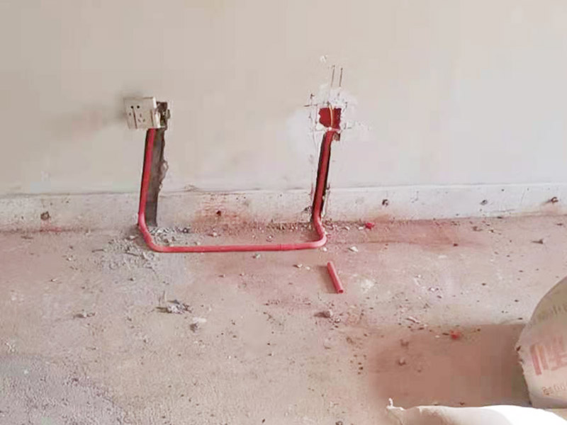 電路改造布線:首先要根據(jù)生活習(xí)慣對(duì)電路位置確定了，然后專業(yè)的電工會(huì)根據(jù)定位和電路走向，開(kāi)布線槽。而布線一般采用的是線管暗埋的方式，這樣墻面就能保持美觀整潔，方便后期室內(nèi)設(shè)計(jì)。同時(shí)線管選擇冷彎管可以彎曲而不斷裂，這是布線的好選擇，因?yàn)樗霓D(zhuǎn)角是有弧度的，線可以隨時(shí)更換，而且不用開(kāi)墻。