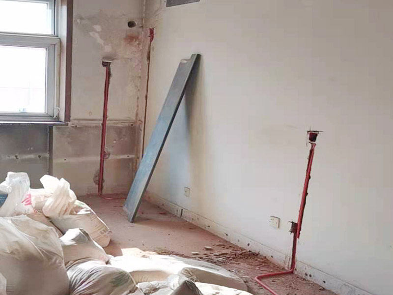 電路改造布線:首先要根據(jù)生活習(xí)慣對(duì)電路位置確定了，然后專業(yè)的電工會(huì)根據(jù)定位和電路走向，開(kāi)布線槽。而布線一般采用的是線管暗埋的方式，這樣墻面就能保持美觀整潔，方便后期室內(nèi)設(shè)計(jì)。同時(shí)線管選擇冷彎管可以彎曲而不斷裂，這是布線的好選擇，因?yàn)樗霓D(zhuǎn)角是有弧度的，線可以隨時(shí)更換，而且不用開(kāi)墻。