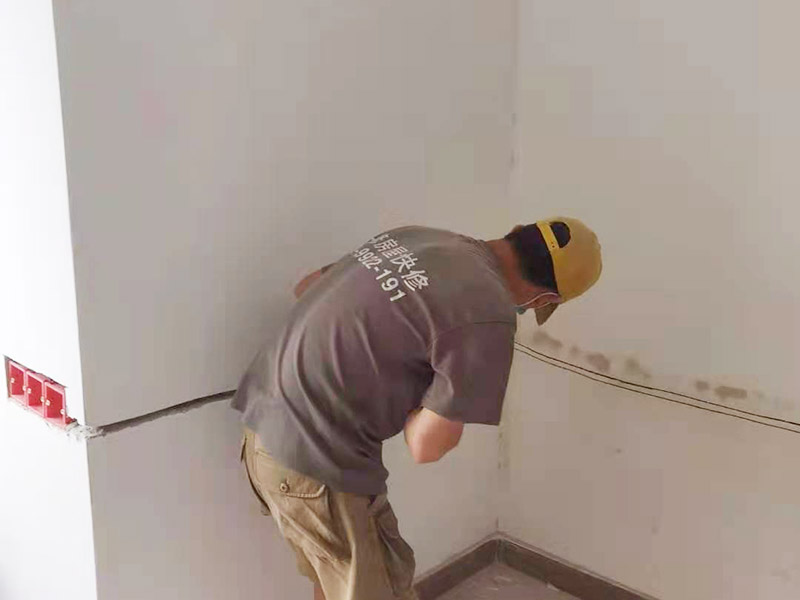 電路開槽移位維修：電路線路開槽深度應(yīng)一致，槽線頂直，應(yīng)先在墻面彈出控制線后，再用云石機(jī)切割墻面，人工開槽。線路安裝時(shí)必須加護(hù)線套管，套管連接應(yīng)緊密、平順，直角拐角處應(yīng)將角內(nèi)側(cè)切開，切口一側(cè)切圓弧形接口后，折彎安裝。