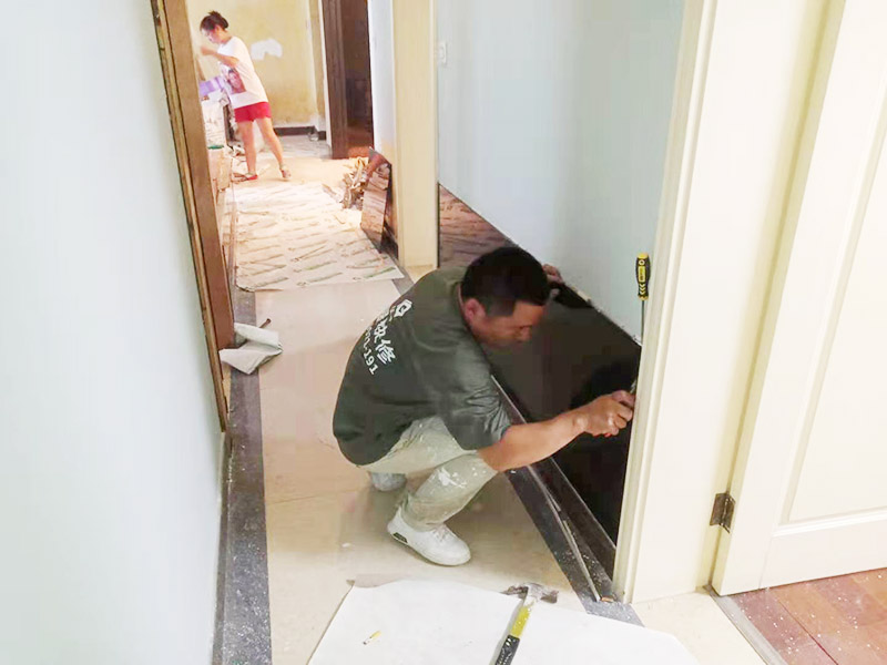 局部拆除裝修施工：主體拆改的過程中原材料的去留也是一個大問題，這在拆改前期就需要最好必須的準(zhǔn)備，可以直接使用的材料也可以保留下來，這樣可以有效回收利用并且可以節(jié)省開支。主體拆改變動越大、所需要的工期就越長，材料越高檔，相對價格就越高。