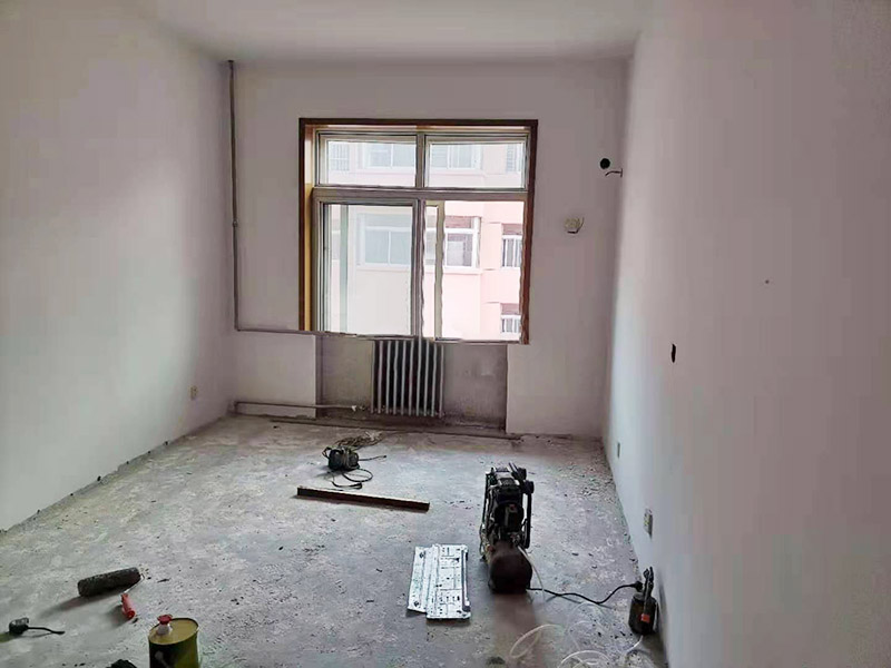 局部裝修前后對比圖：對于地板鋪貼的裝修：首先清掃地面，把灰塵掃干凈。平整地面、排除死角問題，防止地板鋪不平整，正平后在掃一次，確保地面干凈無雜物。然后開始鋪地膜，用地板專用膠帶粘接地膜。開始擺放地板。把地板按照編號擺放好位置。最后地板鋪好了就可以開始裝踢腳線線，裝完踢腳腳線進(jìn)行最后的清潔工作。