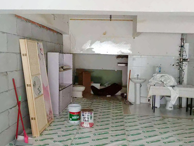 客廳石膏板隔斷安裝：石膏板宜豎向鋪設(shè)，首先確定龍骨上下兩端的方向，盡量使穿線孔對(duì)齊。同時(shí)記得豎龍骨的長(zhǎng)度尺寸，按現(xiàn)場(chǎng)實(shí)測(cè)尺寸為準(zhǔn);接著豎龍骨安裝就位后，保證垂直。注意輕鋼龍骨用專用防銹自攻螺釘固定并用電動(dòng)螺絲槍一次打入并擰緊；石膏板安裝時(shí)應(yīng)從板的中部向板的四邊固定。最后接縫處理使用廠家配套供應(yīng)的接縫用嵌縫膏和接縫帶。石膏板與周?chē)鷫蛑粲?mm的槽口，以便進(jìn)行防開(kāi)裂處理。注意不可用滿批膩?zhàn)哟媲犊p膩?zhàn)印? width=