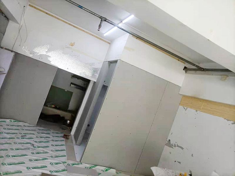 客廳石膏板隔斷安裝：石膏板宜豎向鋪設(shè)，首先確定龍骨上下兩端的方向，盡量使穿線孔對(duì)齊。同時(shí)記得豎龍骨的長(zhǎng)度尺寸，按現(xiàn)場(chǎng)實(shí)測(cè)尺寸為準(zhǔn);接著豎龍骨安裝就位后，保證垂直。注意輕鋼龍骨用專用防銹自攻螺釘固定并用電動(dòng)螺絲槍一次打入并擰緊；石膏板安裝時(shí)應(yīng)從板的中部向板的四邊固定。最后接縫處理使用廠家配套供應(yīng)的接縫用嵌縫膏和接縫帶。石膏板與周?chē)鷫蛑粲?mm的槽口，以便進(jìn)行防開(kāi)裂處理。注意不可用滿批膩?zhàn)哟媲犊p膩?zhàn)印? width=