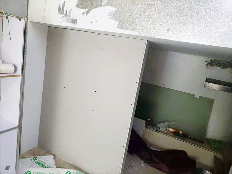 客廳石膏板隔斷安裝：石膏板宜豎向鋪設(shè)，首先確定龍骨上下兩端的方向，盡量使穿線孔對(duì)齊。同時(shí)記得豎龍骨的長(zhǎng)度尺寸，按現(xiàn)場(chǎng)實(shí)測(cè)尺寸為準(zhǔn);接著豎龍骨安裝就位后，保證垂直。注意輕鋼龍骨用專用防銹自攻螺釘固定并用電動(dòng)螺絲槍一次打入并擰緊；石膏板安裝時(shí)應(yīng)從板的中部向板的四邊固定。最后接縫處理使用廠家配套供應(yīng)的接縫用嵌縫膏和接縫帶。石膏板與周?chē)鷫蛑粲?mm的槽口，以便進(jìn)行防開(kāi)裂處理。注意不可用滿批膩?zhàn)哟媲犊p膩?zhàn)印? width=