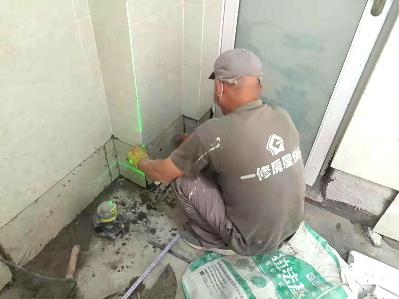 墻面標尺貼磚：墻上貼瓷磚，在鋪設(shè)墻磚之前，去除表面污垢并灑水，然后與水泥砂漿混合，在整平層完全干燥后進行平鋪。鋪設(shè)瓷磚后，需要檢查瓷磚是否有空鼓，該方法是用木柄敲擊磚表面，如果聲音下降表示有空鼓，就需要重新鋪設(shè)。