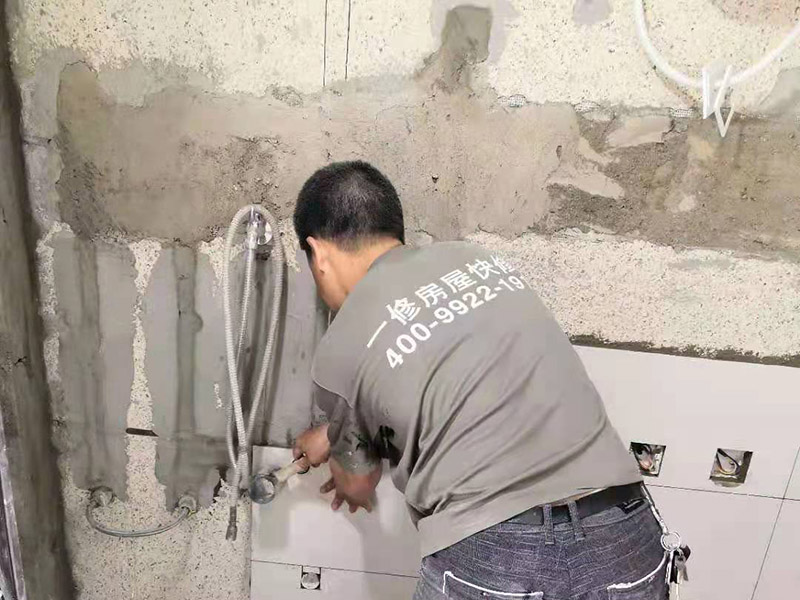 墻磚鋪貼施工:鋪貼時(shí)緊靠已鋪好的標(biāo)準(zhǔn)高度面開始施工,并用拉出的對縫平直線來控制瓷磚對縫的平直。鋪貼時(shí)水泥漿應(yīng)飽滿的抹干瓷磚背面,并用橡皮錘敲實(shí),以防止空鼓現(xiàn)象。并且一邊鋪貼一邊用水平尺檢查校正。并即刻擦去表面的水泥漿。