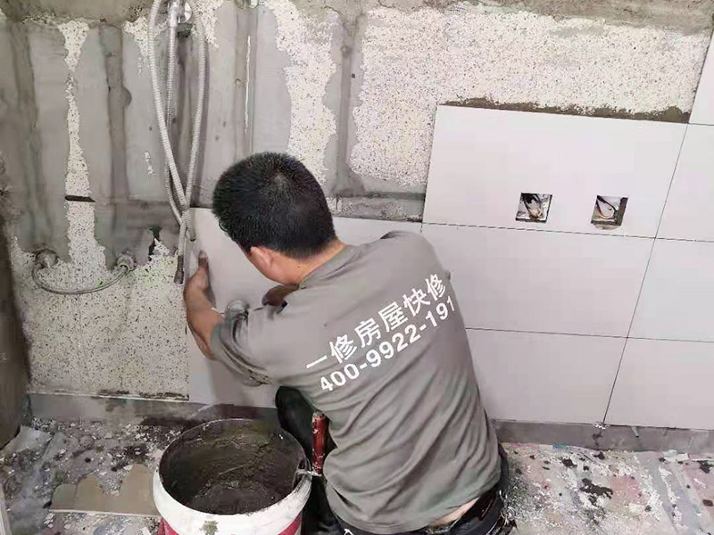 墻磚鋪貼施工:鋪貼時(shí)緊靠已鋪好的標(biāo)準(zhǔn)高度面開始施工,并用拉出的對縫平直線來控制瓷磚對縫的平直。鋪貼時(shí)水泥漿應(yīng)飽滿的抹干瓷磚背面,并用橡皮錘敲實(shí),以防止空鼓現(xiàn)象。并且一邊鋪貼一邊用水平尺檢查校正。并即刻擦去表面的水泥漿。