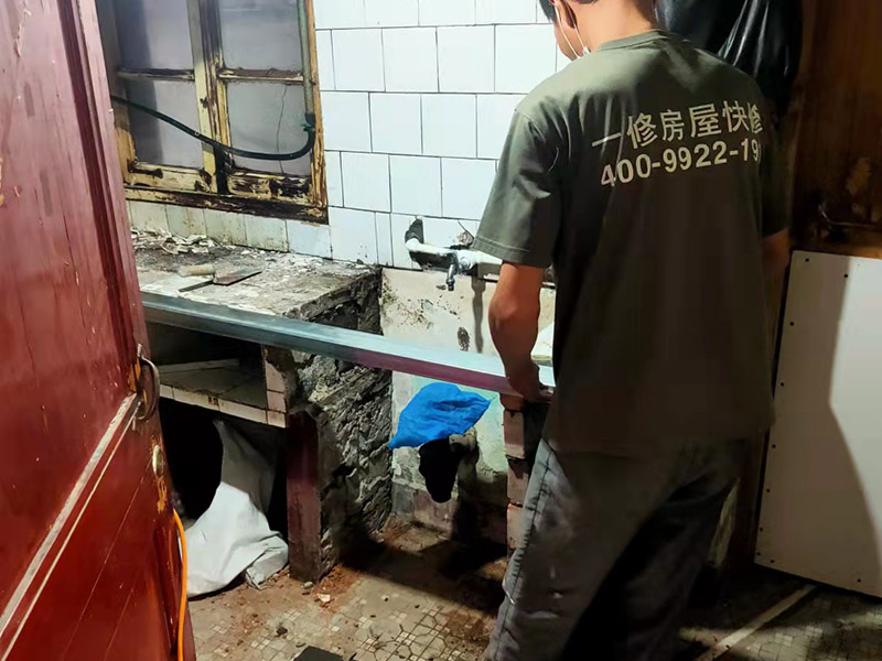 整體櫥柜維修知識(shí)知多少|(zhì)整體櫥柜維修應(yīng)該找誰(shuí)，哪些是能免費(fèi)處理的