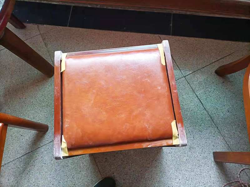 如果是原木家具，可買些砂紙，粗細(xì)都要準(zhǔn)備些。如果不是原木家具，則要額外買些"膩?zhàn)?quot;，用以找平和填補(bǔ)。