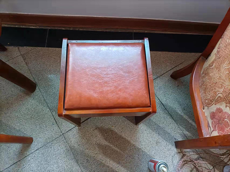 如果是原木家具，可買些砂紙，粗細(xì)都要準(zhǔn)備些。如果不是原木家具，則要額外買些"膩?zhàn)?quot;，用以找平和填補(bǔ)。