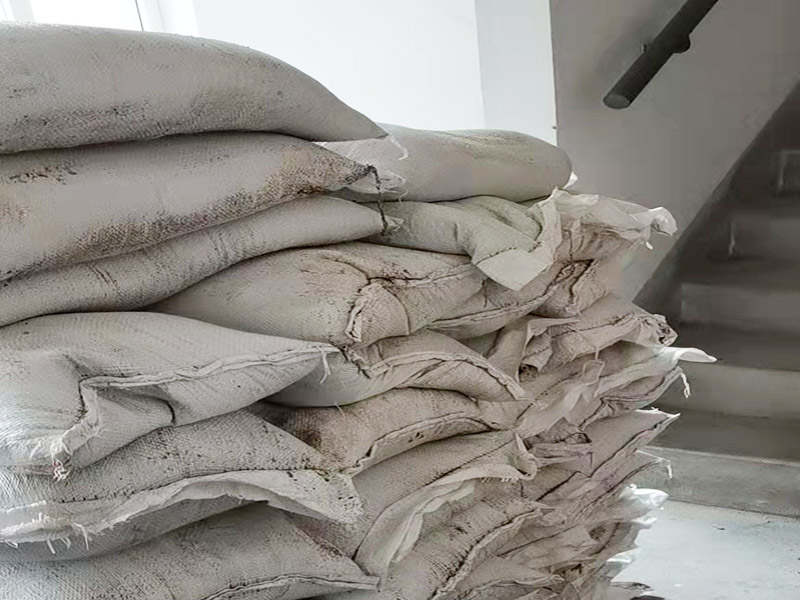 衛(wèi)生間拆除，材料入場(chǎng)