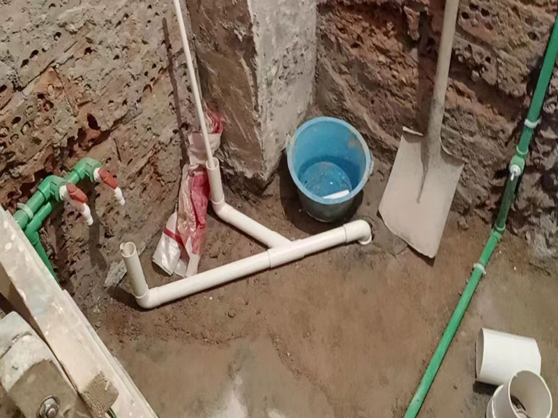 小編今天帶大家看看金華市義烏市衛(wèi)生間拆除重新裝修的案例，此案例地址是義烏市橋西街橋西小區(qū)；客戶是金華市本地的，所以選擇金華市本地專業(yè)裝修維修的公司，客戶做完后好評到：找的一修做的衛(wèi)生間拆除重新裝修，我挺滿意的，師傅效率也高，很專業(yè)，前前后后大概就是花了近半個月，性價比很不錯，全程溝通也很融洽，下次再有其他維修裝修的話，還是會找一修師傅來做！金華市義烏市衛(wèi)生間拆除重新裝修中途如果發(fā)現(xiàn)其他房屋問題，都可以找我們解決。我們還可以在衛(wèi)生間拆除重新裝修施工時可以選擇整裝還是局裝，或者是可以選擇先服務(wù)后付款的付款方式等，如果您還有其他需求也可以到我們官網(wǎng)上查看更多的關(guān)于金華市其他墻面修補翻新，房屋全屋裝修，各類安裝等施工案例。