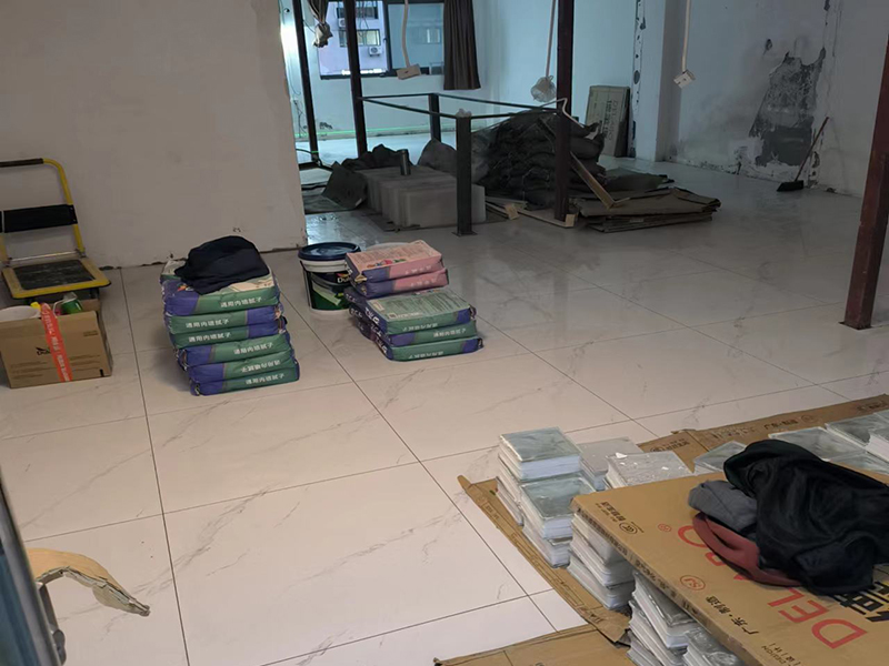 小編這次為各位展示的是泉州市鯉城區(qū)辦公室材料裝修翻新的施工案例，施工地址是衛(wèi)濱區(qū)世紀(jì)路隆勝華庭；客戶是網(wǎng)上找的一修公司，看評(píng)價(jià)以及服務(wù)項(xiàng)目還有綜合實(shí)力都不錯(cuò)，才選擇的我們。泉州市鯉城區(qū)辦公室材料裝修翻新案例中師傅把原來受潮的表面刮去，重新做防水，再刮膩?zhàn)樱偎⒂推?。泉州市監(jiān)理全程跟蹤服務(wù)質(zhì)量，非常專業(yè)！而且一修可以選擇整裝還是局裝，可以選擇先服務(wù)后付款的付款方式等，如果您還有其他需求也可以到我們官網(wǎng)上查看更多的關(guān)于泉州市其他防水補(bǔ)漏維修，舊房全屋翻新，房屋各類安裝等施工案例。