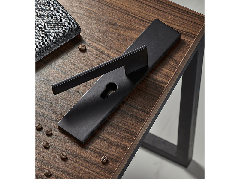 防盜門把手斷了怎么拆舊和安裝，一把螺絲刀解決門把手松了的問題