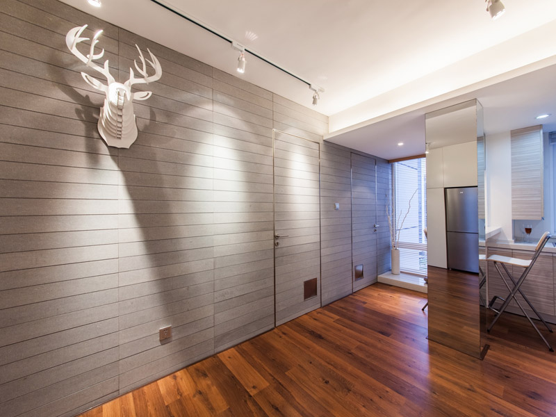  墻面漏水如何處理？墻面漏水可以說是漏水問題中常見的一種，解決墻面漏水也是要注重方法和技巧，網(wǎng)上關(guān)于墻面漏水維修方法、墻面漏水維修報(bào)價(jià)費(fèi)用、墻面漏水維修簡單的方法、墻面漏水處理絕招、墻面漏水處理方案、墻面漏水原因判斷、墻面漏水防水多少錢一個(gè)平方、墻面漏水處理公司、墻面漏水維修工程哪家好等介紹非常多，今天一修房屋快修小編收集整理了墻面漏水如何處理,如何維修,墻面漏水防水施工方案，一起來看看吧。  墻面漏水如何處理  1.防水沒做好,那么只能重做防水了，這一步驟還比較麻煩，需要完全將墻面瓷磚敲掉，并鏟掉舊的防水層面，從找平開始，一步步來，在出現(xiàn)裂縫的位置用防水涂料彌補(bǔ)。  2.水管漏水導(dǎo)致的滲水，第一步是要找到滲水的源頭，即水管漏水的具體位置；其實(shí)這是比較難的，畢竟有些暗管是我們不知道的。