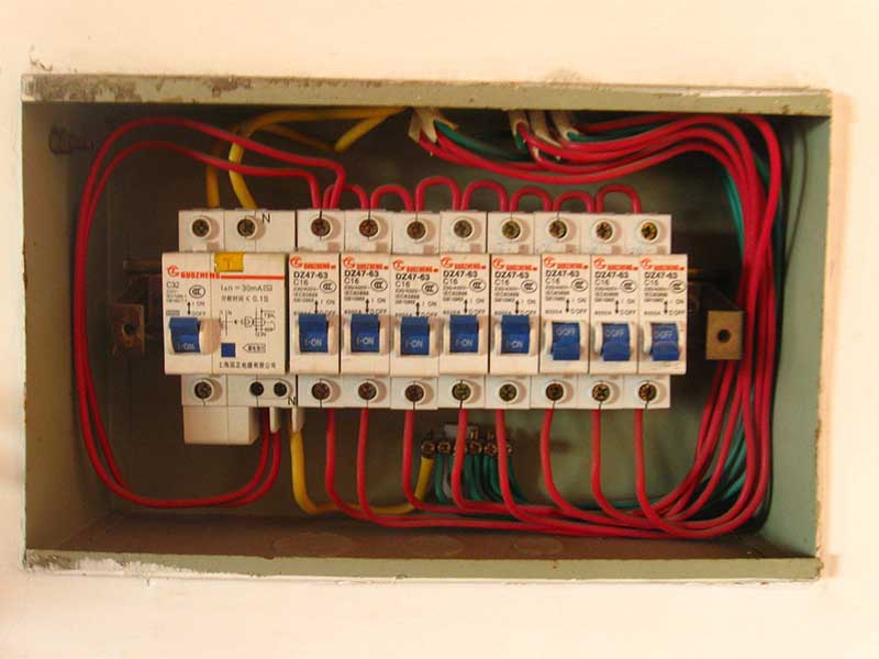  跳閘了推上去還是沒電怎么辦？聯(lián)系專業(yè)電工師傅上門處理更可靠
