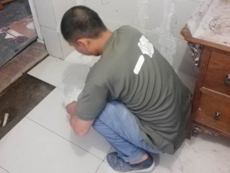 瓷磚留縫美縫避免起拱斷裂，美縫勾縫施