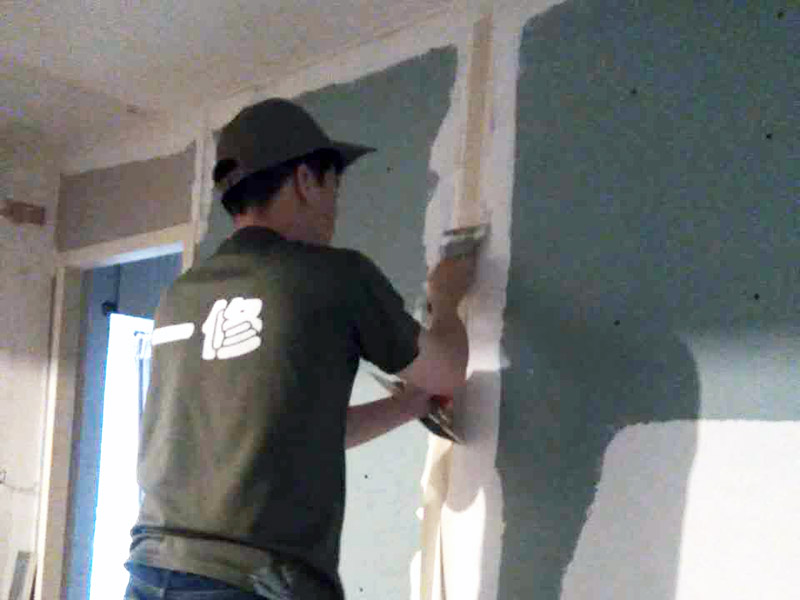 內墻刮膩子做法，刮凃力道不勻墻面不平