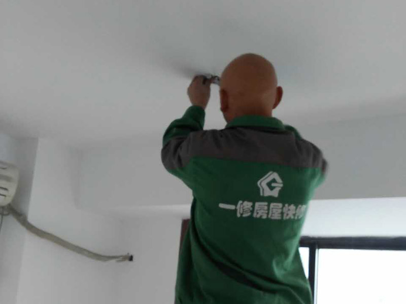 刮膩子施工流程全攻略，力道不勻易致墻
