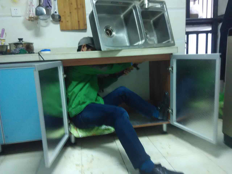 老房子廚房洗菜盆下水漏水，水閥漏水可