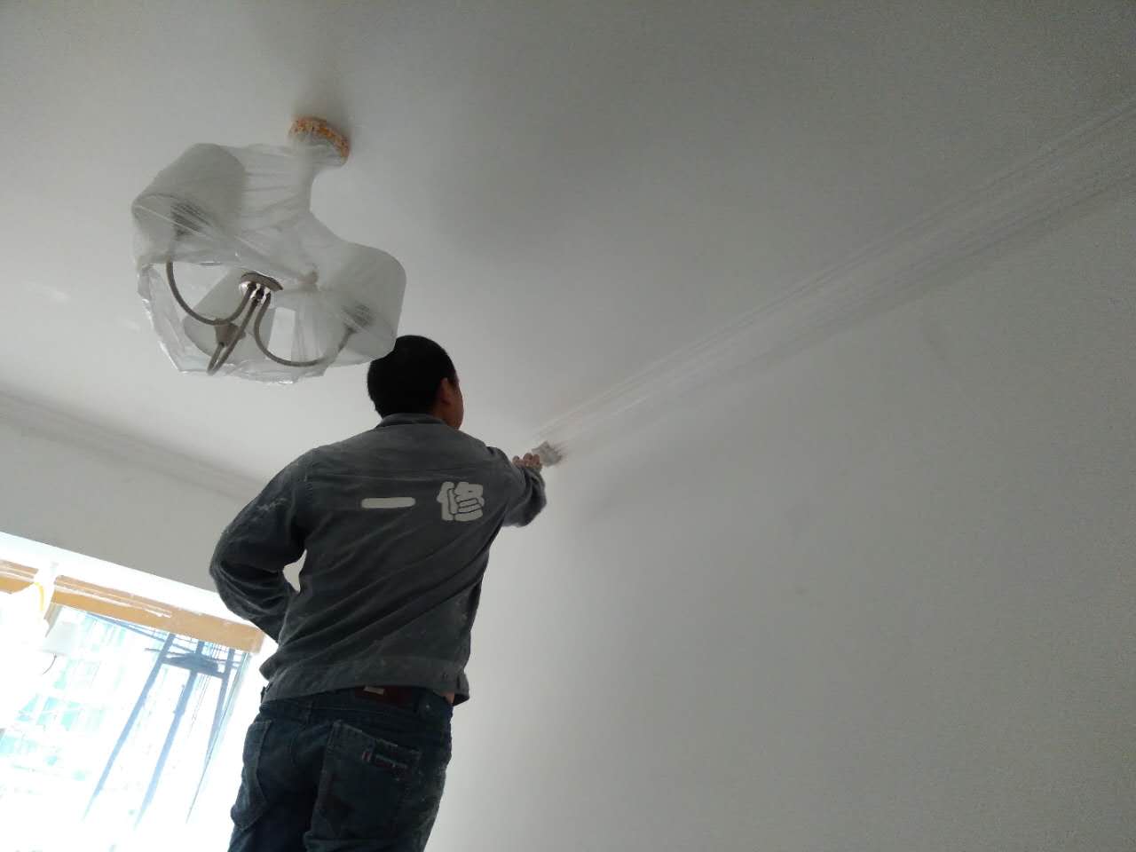 一修墻面漏水處理、廁所貼瓷磚、燈具安