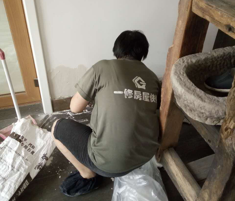 墻面滲水太難看？專業(yè)師傅告訴你原因，