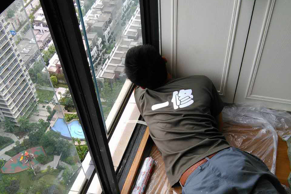 雨季窗戶漏水頭疼無比？來看看專業(yè)師傅