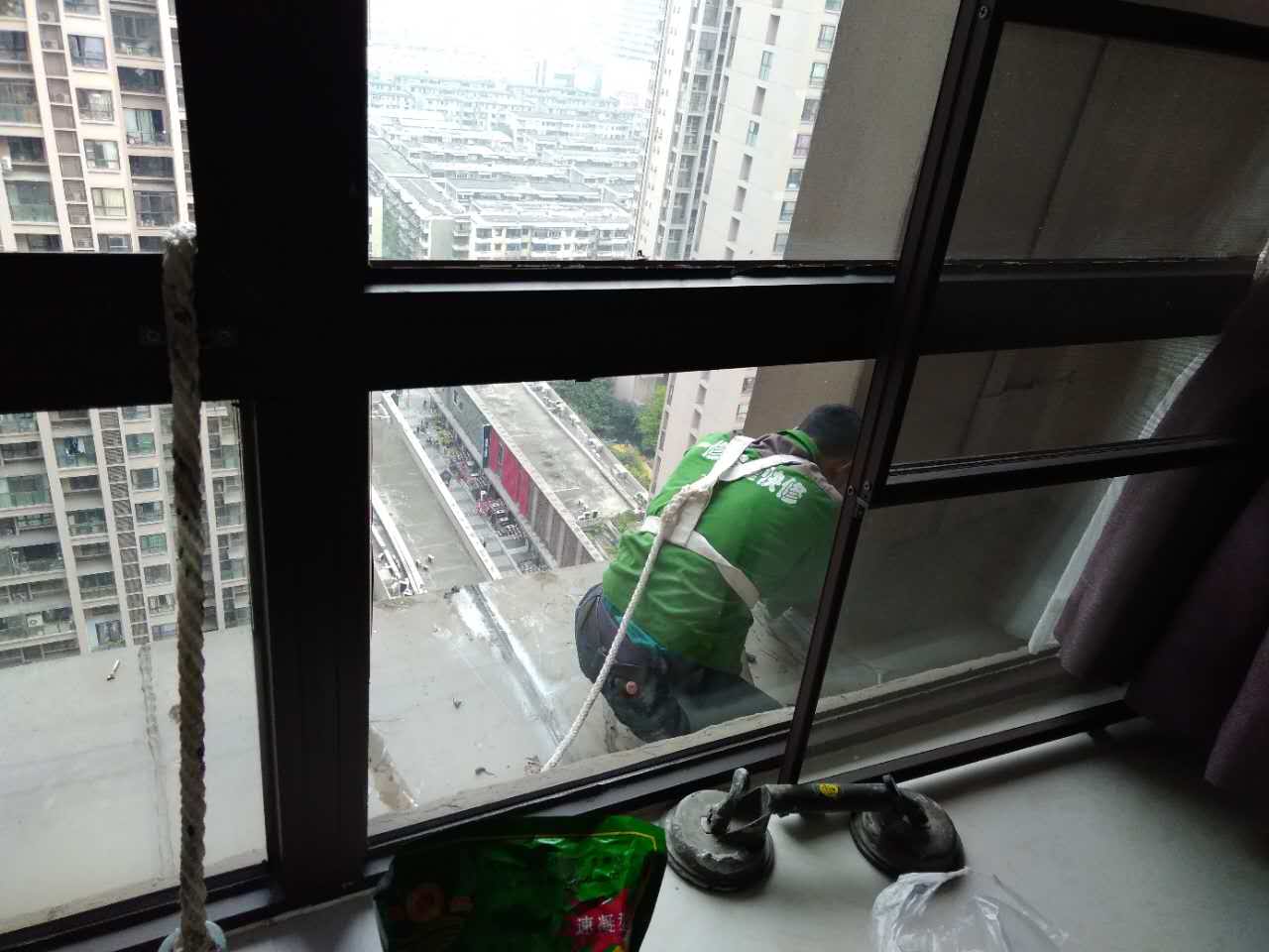 雨季窗戶漏水很糟心，一修教你找原因，
