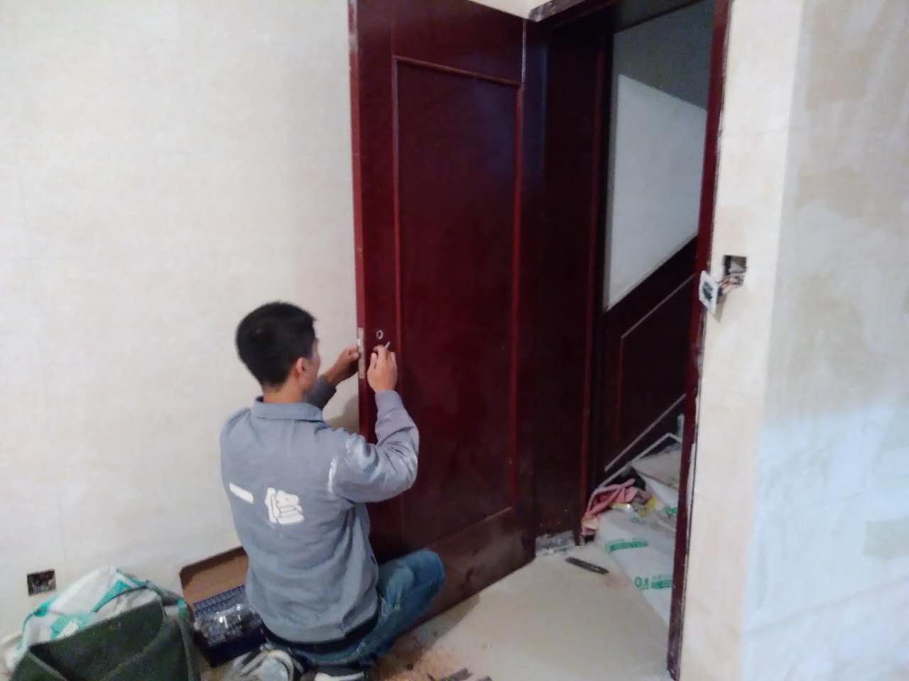 室內(nèi)木門(mén)安裝方法分享，原來(lái)木門(mén)安裝要