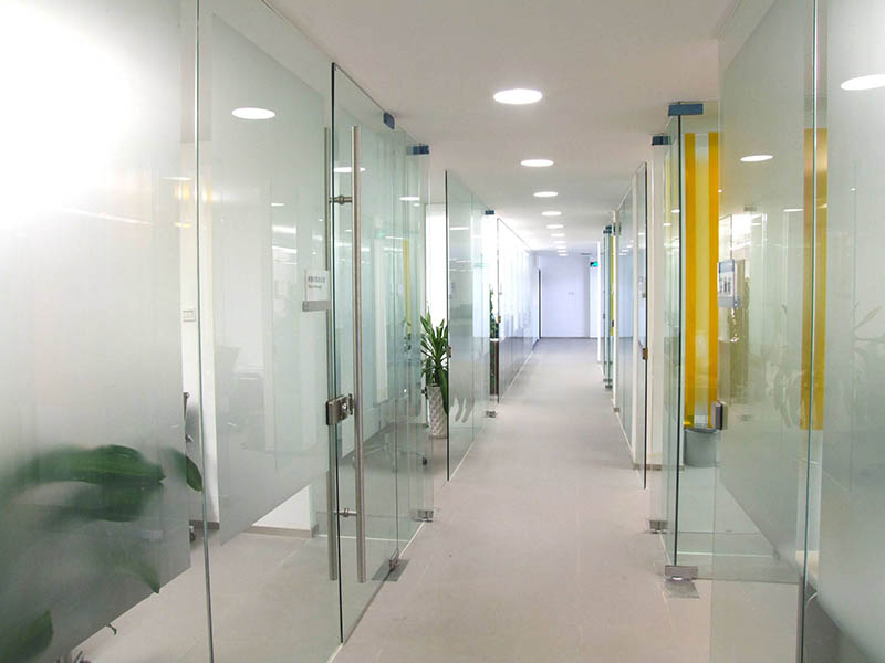 維修玻璃門多少錢，衛(wèi)生間玻璃門維修，