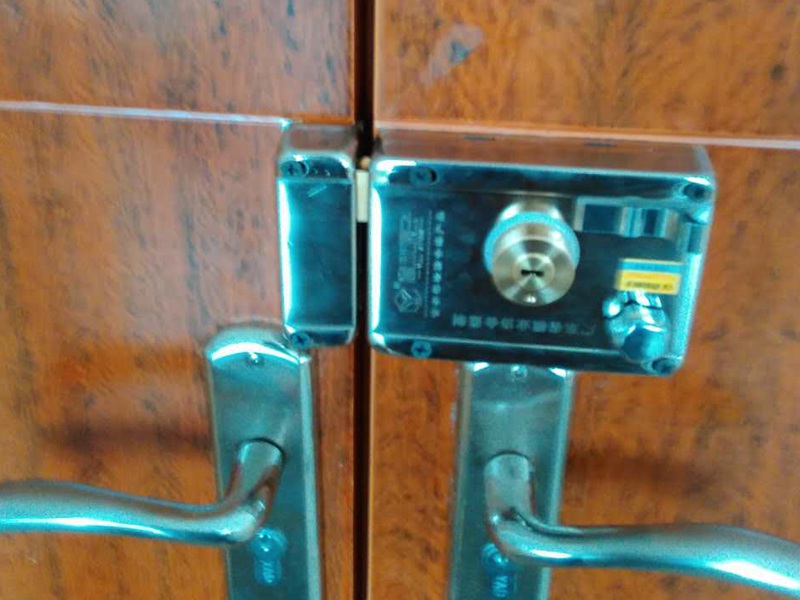 維修防盜門,防盜門吱吱響，怎么修