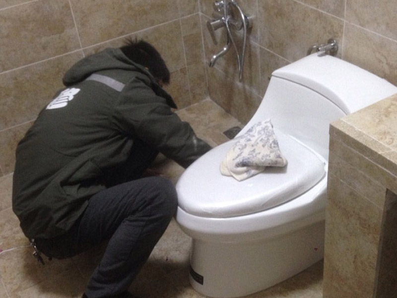 馬桶底部漏水哪里找人維修？馬桶底部漏
