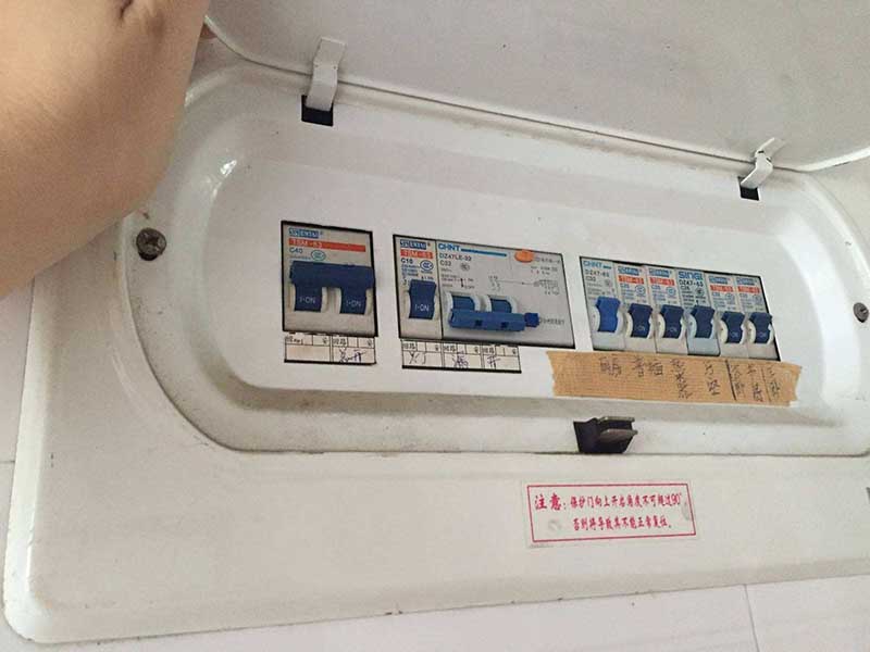 用電高峰期停電很苦惱，電表顯示跳閘怎