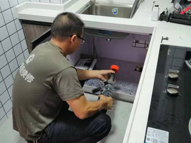 室內(nèi)漏水應(yīng)該找哪家鄭州維修公司處理，