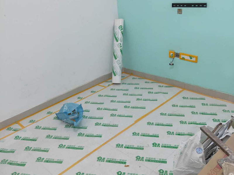 房?jī)?nèi)刷乳膠漆好還是貼墻布好，房?jī)?nèi)刷乳