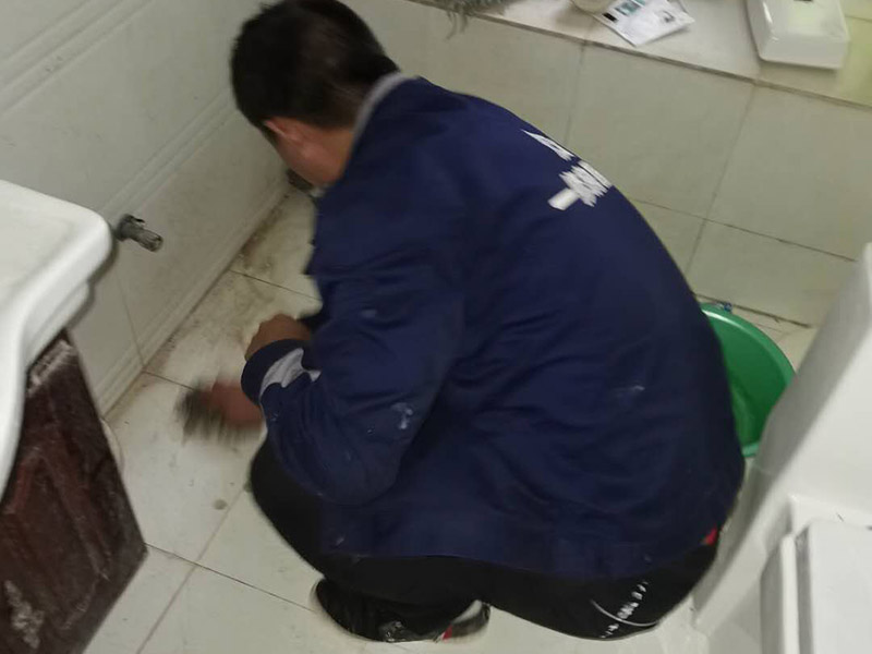 衛(wèi)生間漏水找什么工人來修，衛(wèi)生間滲水