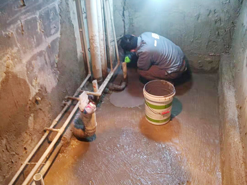 樓上下水道漏水誰負(fù)責(zé)，樓上廁所管道漏