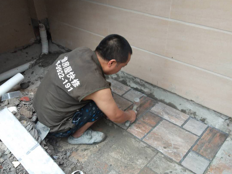 成都廚房翻新瓷磚不想敲怎么辦，廚房老