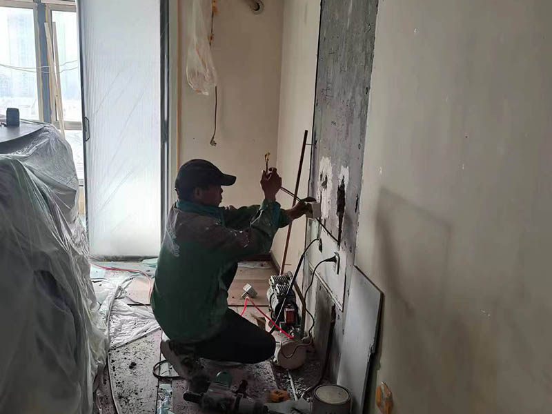 客廳已經(jīng)裝修好了怎么改插座位置？