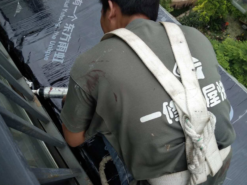 鋪防水卷材，打結(jié)構(gòu)膠""